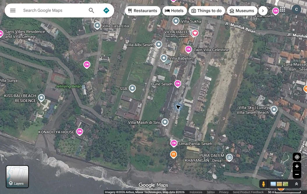 Satellietkaart met Seseh Plot 12 gemarkeerd naast het hartje en de nabijgelegen kustlijn